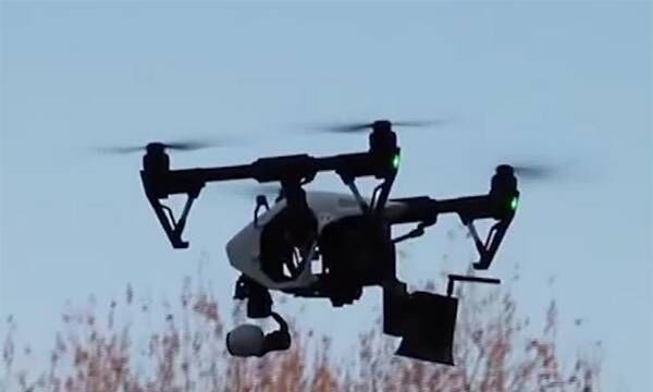 Máy bay không người lái nhắc dân đeo khẩu trang trong dịch corona