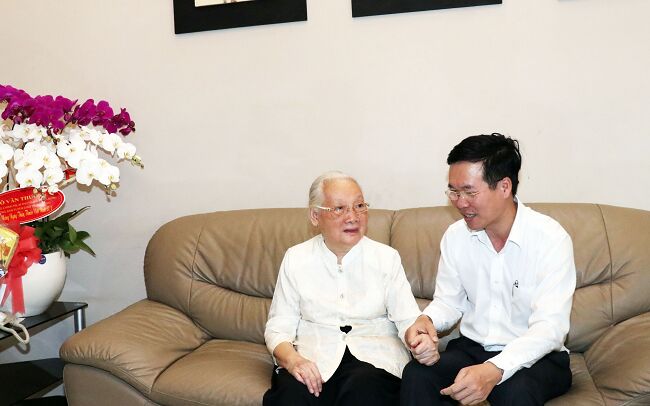 Trưởng Ban Tuyên giáo TƯ thăm Anh hùng Lao động, Thầy thuốc Nhân dân Đoàn Thúy Ba