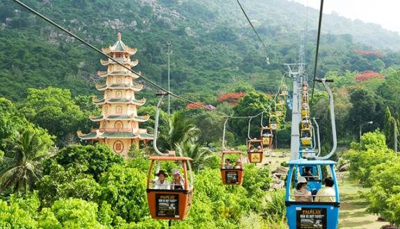 Tây Ninh: Những địa điểm du lịch tâm linh thu hút khách thập phương