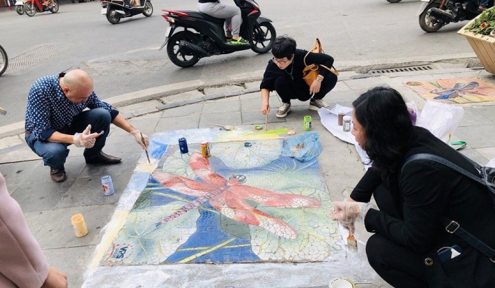 Làm đẹp các nắp cống bằng tranh vẽ