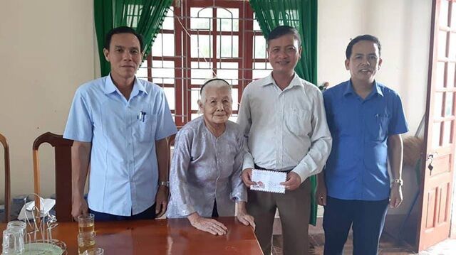 Cụ bà gần 100 tuổi trích tiền tặng Huy hiệu 70 năm tuổi Đảng ủng hộ phòng chống dịch Covid-19