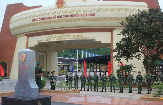 Tạm dừng việc qua lại  tại các cửa khẩu biên giới với Campuchia và Lào