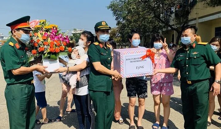Bộ chỉ huy Quân sự TP Đà Nẵng: Thăm nữ công dân tại khu cách ly Covid-19.