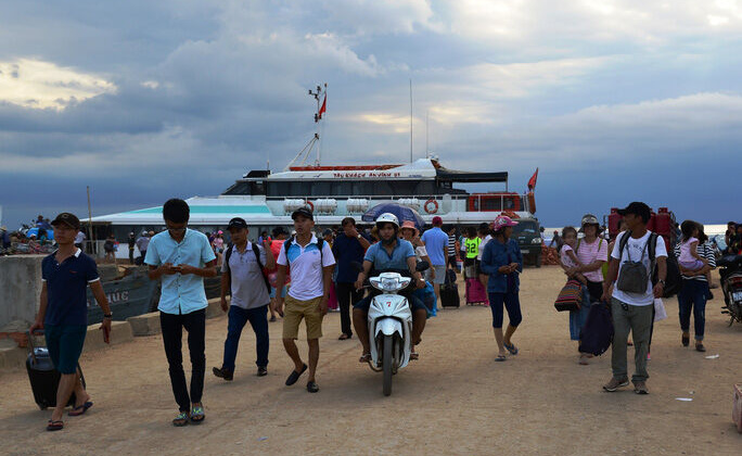 Quảng Ngãi: Tạm dừng đón khách du lịch trong và ngoài nước ra Đảo Lý Sơn