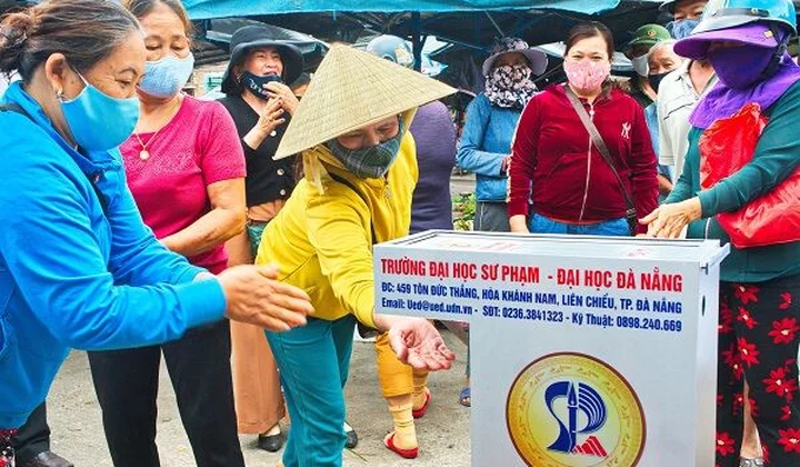 Đại học Sư phạm Đà Nẵng tặng 12 máy rửa tay sát khuẩn tự động cho tỉnh Quảng Nam