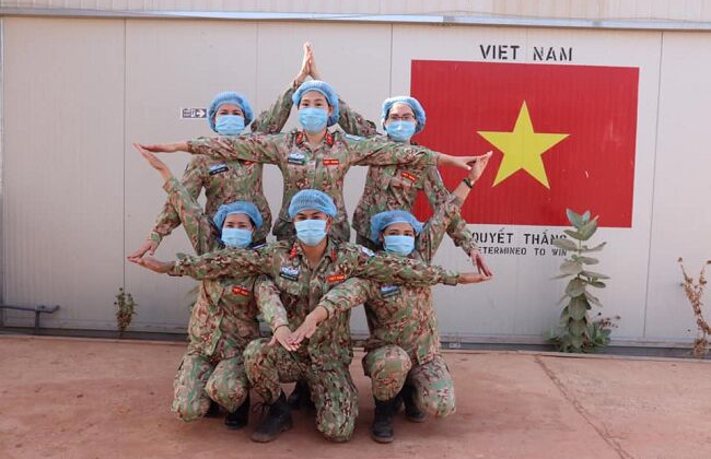 'Sứ giả' hòa bình Việt Nam trên tiền tuyến chống dịch COVID-19