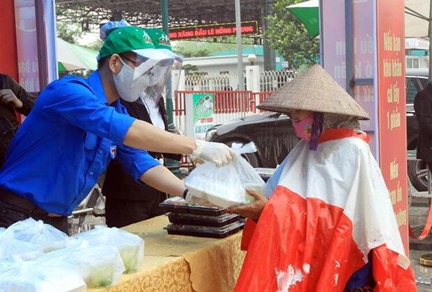 Những suất cơm tặng người nghèo mùa dịch tại Sóc Trăng