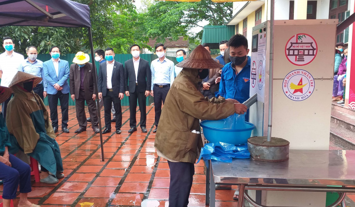 Cây “ATM gạo” tại Trường Tiểu học Quảng Thành chia sẻ khó khăn với người nghèo