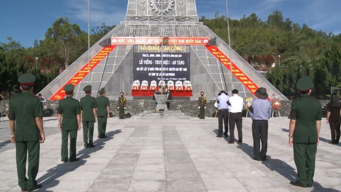 Kon Tum - Tổ chức Lễ truy điệu và an táng hài cốt liệt sĩ quân tình nguyện