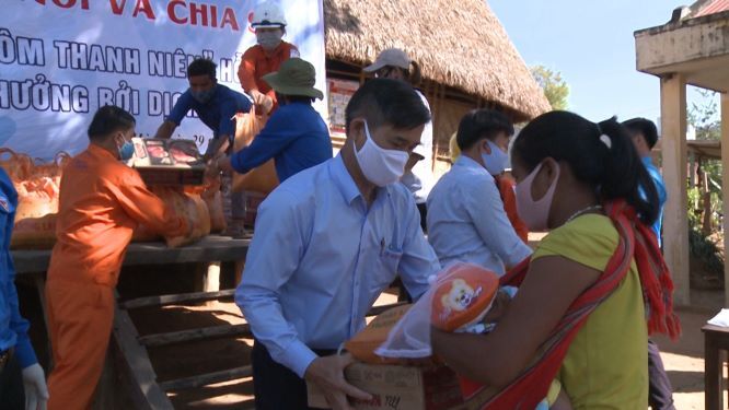 Kon Tum - Cấp gạo đến làng đồng bào bị ảnh hưởng dịch covid - 19