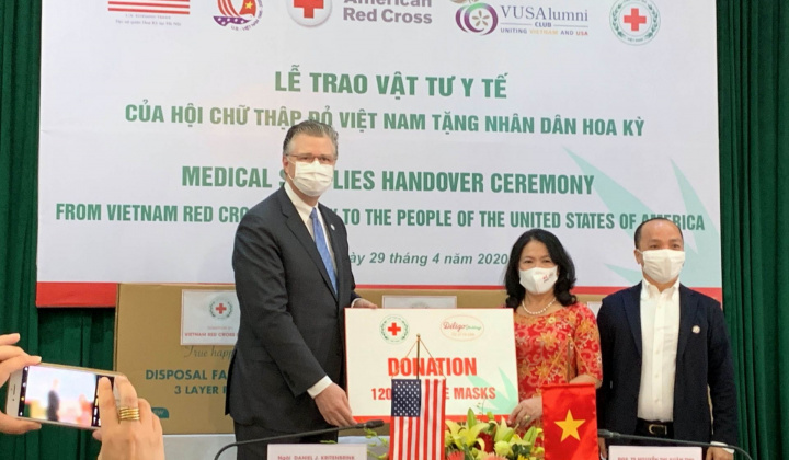 Đại sứ Hoa Kỳ tiếp nhận quà tặng 420.000 khẩu trang y tế của Việt Nam