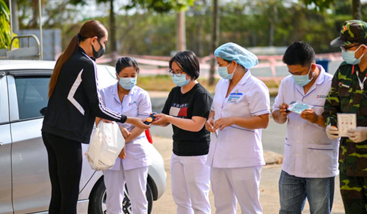 Võ Hoàng Yến gây ấn tượng mạnh bằng món quà ý nghĩa trao tay tình nguyện viên trước ngày rời khu cách ly