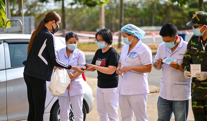 Võ Hoàng Yến gây ấn tượng mạnh bằng món quà ý nghĩa trao tay tình nguyện viên trước ngày rời khu cách ly