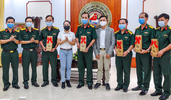 Trao tặng lô hàng dược phẩm hỗ trợ phòng chống Covid-19 cho Quân đoàn 4