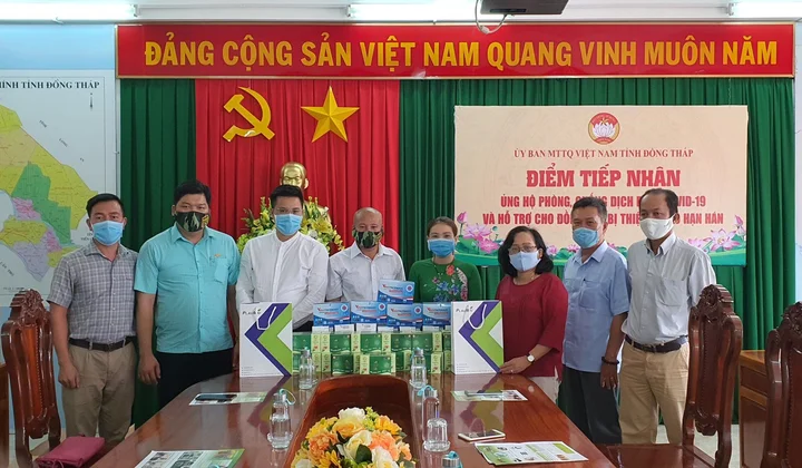 Trao tặng "món quà sức khỏe" đến các cán bộ, chiến sĩ tuyến đầu chống dịch tỉnh Đồng Tháp
