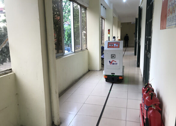 Việt Nam chế tạo thành công robot hỗ trợ bác sĩ chăm sóc bệnh nhân cách ly