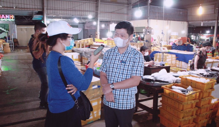 Phó Chủ tịch TP. Buôn Ma Thuột xuyên đêm kiểm tra công tác phòng, chống dịch tại chợ đầu mối Tân Hòa