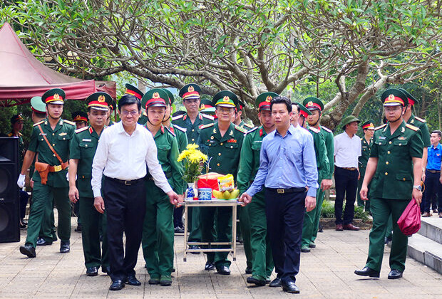 Truy điệu các liệt sỹ tại Nghĩa trang quốc gia Vị Xuyên