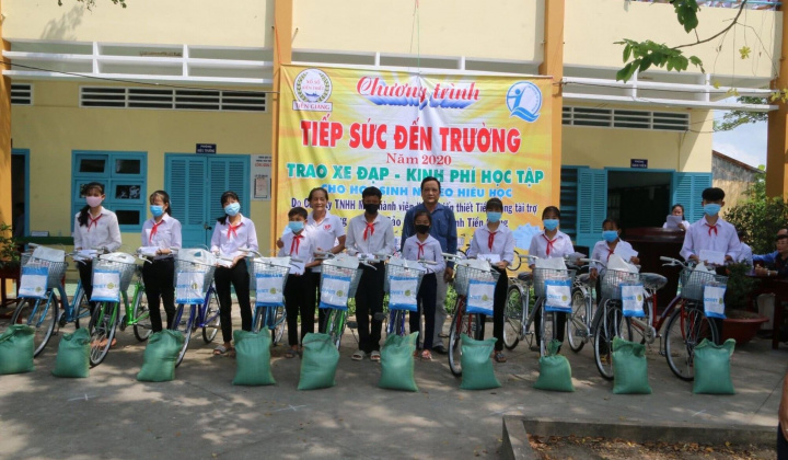 Tiền Giang: Tặng xe đạp và hỗ trợ kinh phí cho học sinh có hoàn cảnh khó khăn