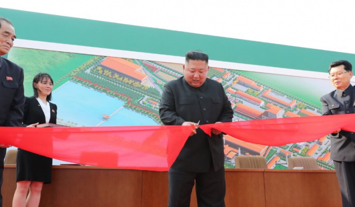 Lãnh đạo Kim Jong-un cắt băng khánh thành nhà máy Sunchon