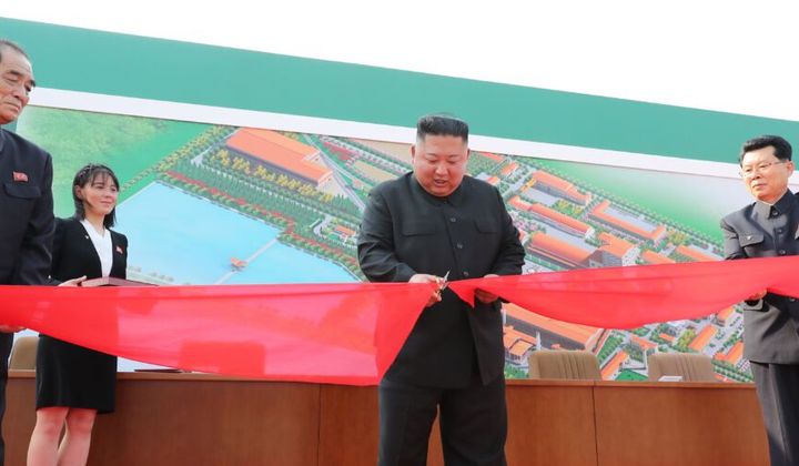 Lãnh đạo Kim Jong-un cắt băng khánh thành nhà máy Sunchon