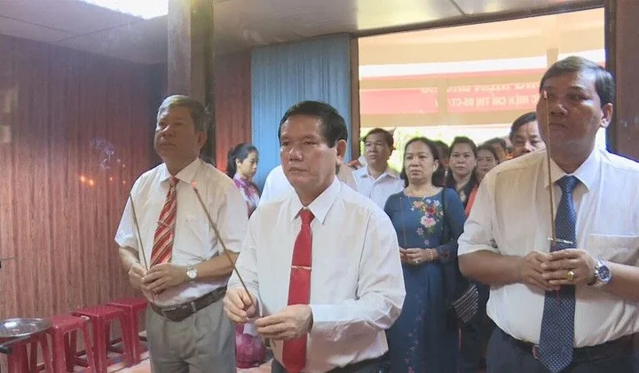 Ban lãnh đạo tỉnh Trà Vinh đến viếng Đền thờ Bác Hồ và Nghĩa trang liệt sĩ tỉnh