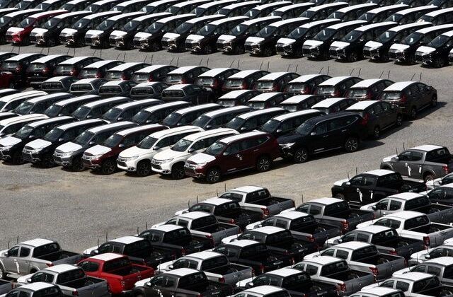 Nhập khẩu ô tô giảm khiến giá trị xe nhập tăng