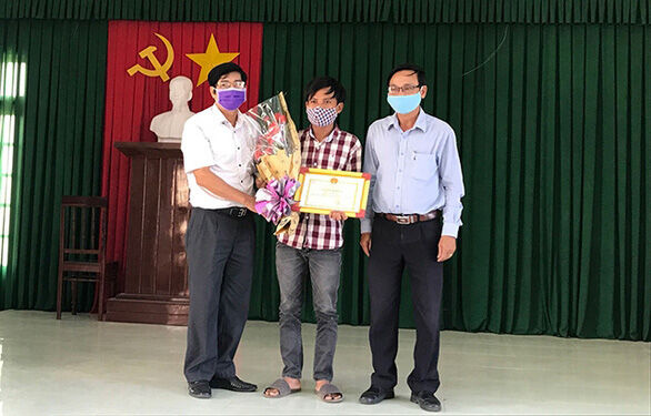 Chàng thanh niên thu mua ve chai trả lại tiền cho người đánh rơi