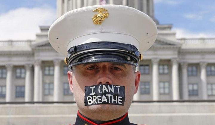 Cựu binh Mỹ đứng biểu tình đến chảy gót giày dưới nắng nóng