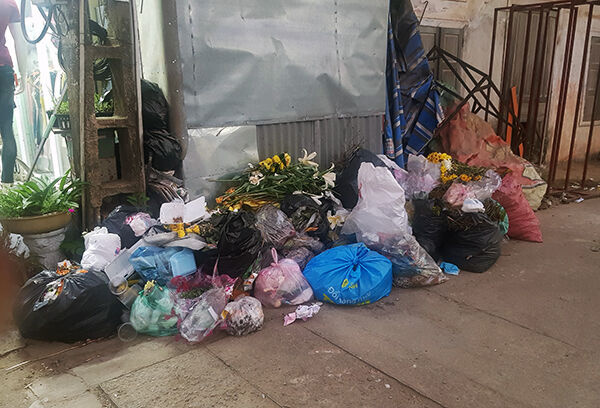 Thu rác theo trọng lượng: Đừng làm rỗng thêm túi người nghèo