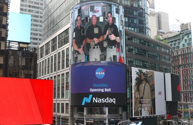 Ba phi hành gia NASA rung chuông giao dịch chứng khoán Nasdaq từ vũ trụ