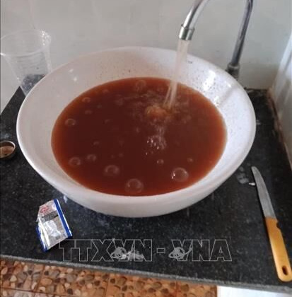 Nước máy sinh hoạt có màu đỏ, người dân kêu cứu
