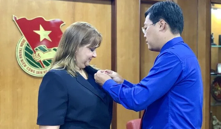 Trao kỷ niệm chương “Vì thế hệ trẻ” cho Phó Đại sứ Cuba tại Việt Nam