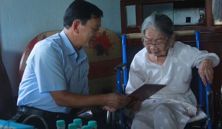 Bí thư Tỉnh ủy Kon Tum thăm hỏi, tặng quà cho người có công với cách mạng