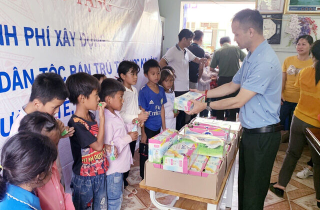 Thăng Long Media: Thăm và tặng quà tại Trường PTDT Bán trú Tiểu học Ka Lăng, Mường Tè, Lai Châu