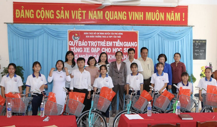 Tiền Giang: Trao tặng xe đạp và nhiều phần quà ý nghĩa cho học sinh hoàn cảnh khó khăn