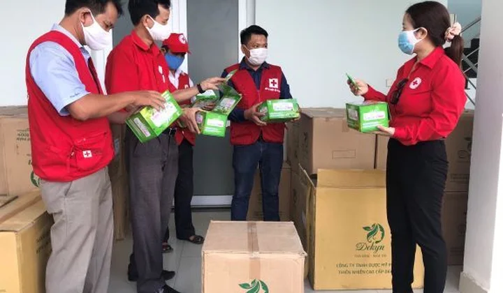 Đà Nẵng: Hội chữ thập đỏ trao quà mùa dịch Covid - 19