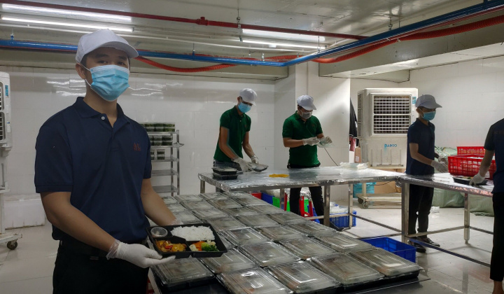 Hàng 1000 suất cơm nóng phát miễn phí mỗi ngày cho bệnh viện Đa khoa Đà Nẵng