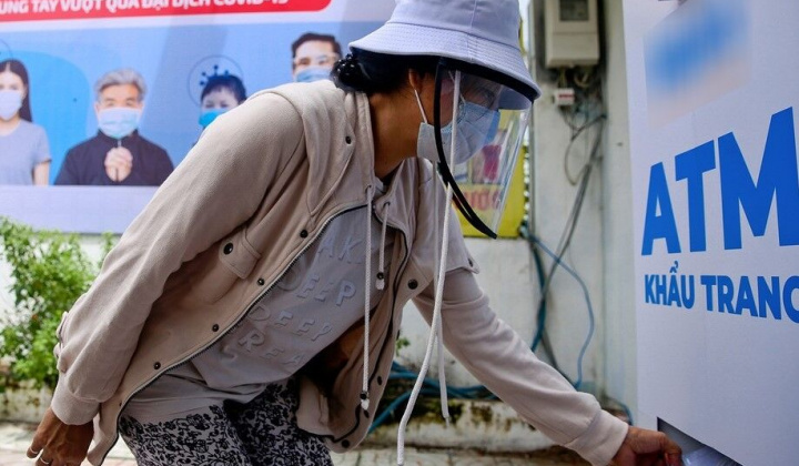 TP.HCM: ATM khẩu trang miễn phí giúp người nghèo vượt qua Covid-19