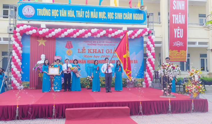 Trường THCS Minh Khai (TP Thanh Hóa) khai giảng năm học mới và đón Huân chương Lao động hạng Ba