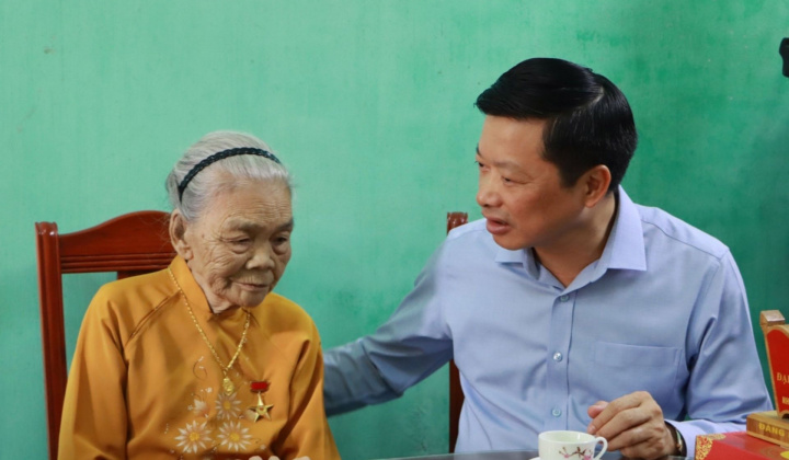 Bắc Ninh: Phó Chủ tịch UBND tỉnh thăm, tặng quà người có công và gia đình chính sách
