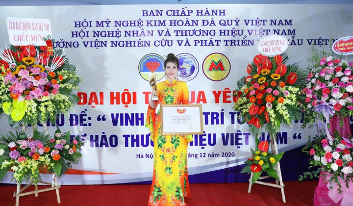 Nghệ nhân Thoa Trần với "đôi bàn tay vàng"