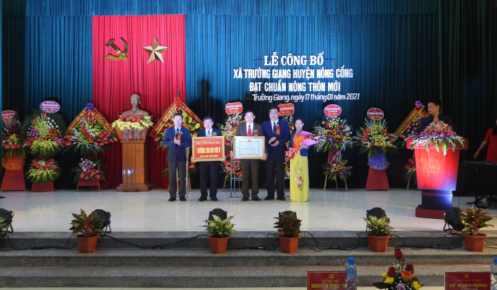 Trường Giang đón Bằng công nhận xã đạt chuẩn nông thôn mới