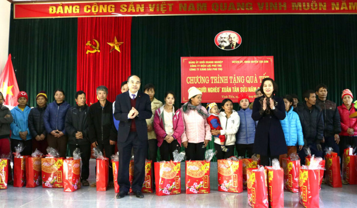 Phú Thọ: Khám bệnh, cấp phát thuốc miễn phí và tặng quà tết gia đình đối tượng chính sách