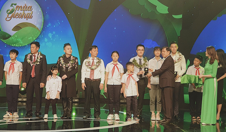 Vinamilk đồng hành cùng cặp lá yêu thương với hành trình “Trao cơ hội đi học, cho cơ hội đổi đời”