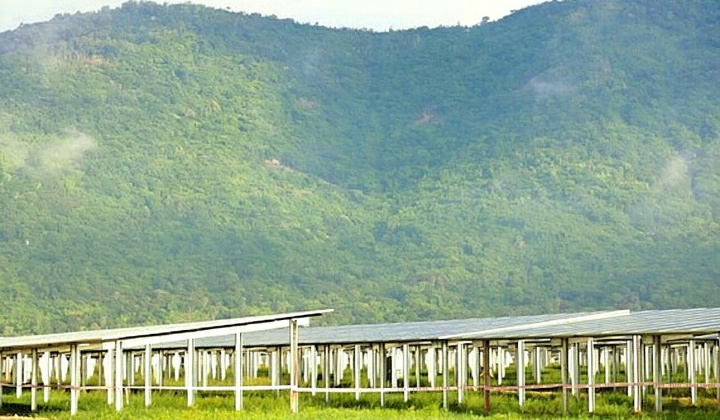 Kỳ “quang” điện mặt trời dưới chân núi Cấm