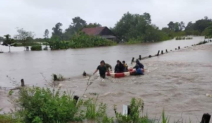 Đắk Lắk: Mưa lớn và một phần các thủy điện xả lũ khiến các xã Ea Rốk, xã Ea Bung,…ngập nặng”