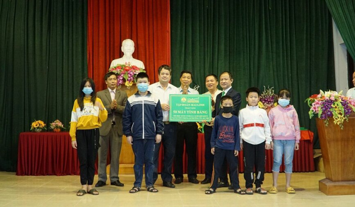 Tập đoàn Mai Linh: Mang “Sóng và máy tính” đến với học sinh khó khăn huyện Thường Tín