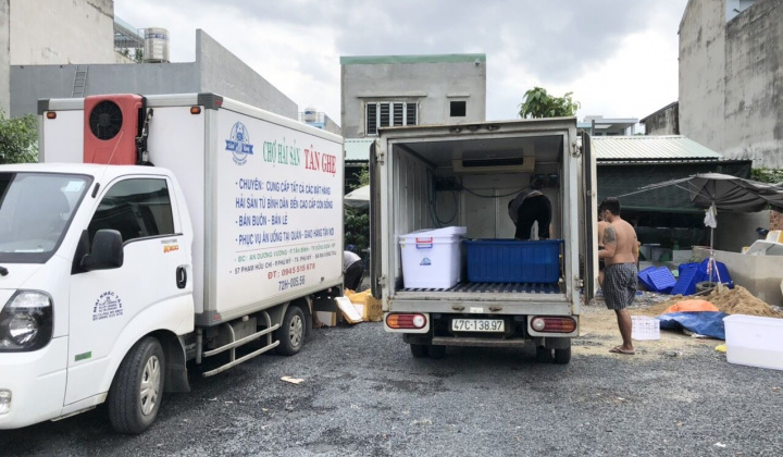 Chợ Hải Sản bình ổn giá giữa mùa dịch cùng những mảnh đời 'dừng chân'.