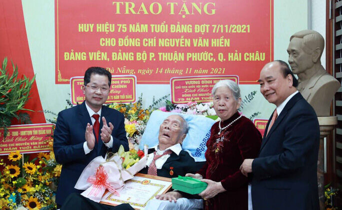 Thân sinh Chủ tịch nước Nguyễn Xuân Phúc được trao tặng Huy hiệu 75 năm tuổi Đảng